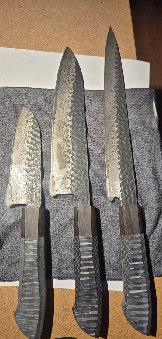 Et perfekt sett som kan utfylle alle oppgaver på kjøkkenet. Den minste er til grønnsaker og mindre oppgaver. Den mellomste er til litt større oppgaver.  Den siste til høyre er til å slice større steiker m.m.