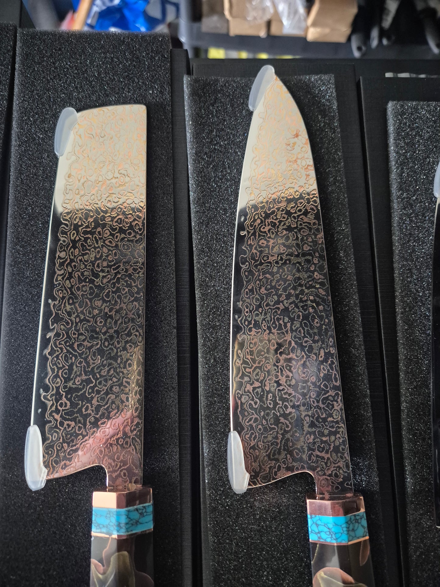 2 kniver + skjerpestål av ceramisk materiale